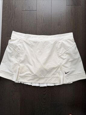 Nike cream tennis skirt Medium